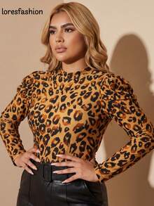 Blusa para mujer con estampado animal print moderno y llamativo, diseño de manga larga con cuello redondo clásico que aporta equilibrio y versatilidad al look, ideal para mujeres jóvenes y señoras que disfrutan vestir con estilo; confeccionada en licra stretch de alta calidad, suave, cómoda y elástica, que se adapta perfectamente al cuerpo y realza la figura sin limitar el movimiento; detalles plisados en los hombros que aportan un toque elegante y estructurado, dando volumen sutil que estiliza la parte superior del cuerpo; prenda ideal para usar durante el otoño, invierno o entretiempo, perfecta para crear looks urbanos, casuales o sofisticados combinándola con jeans, pantalones entallados o faldas; una blusa versátil que no puede faltar en el guardarropa de quienes buscan moda femenina, moderna y con actitud, fácil de llevar en el día a día o en eventos informales con un toque chic - Marrón Mocha - Ver 1