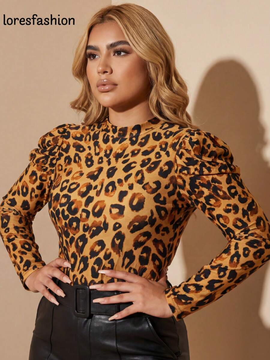 Blusa para mujer con estampado animal print moderno y llamativo, diseño de manga larga con cuello redondo clásico que aporta equilibrio y versatilidad al look, ideal para mujeres jóvenes y señoras que disfrutan vestir con estilo; confeccionada en licra stretch de alta calidad, suave, cómoda y elástica, que se adapta perfectamente al cuerpo y realza la figura sin limitar el movimiento; detalles plisados en los hombros que aportan un toque elegante y estructurado, dando volumen sutil que estiliza la parte superior del cuerpo; prenda ideal para usar durante el otoño, invierno o entretiempo, perfecta para crear looks urbanos, casuales o sofisticados combinándola con jeans, pantalones entallados o faldas; una blusa versátil que no puede faltar en el guardarropa de quienes buscan moda femenina, moderna y con actitud, fácil de llevar en el día a día o en eventos informales con un toque chic - Marrón Mocha - Ver 1