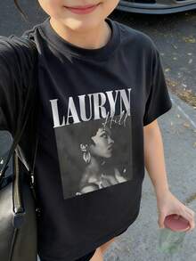 1 Stück Tween Mädchen Lässig bedrucktes Rundhals Kurzarm T-Shirt, Sommer Schüler Jugendmode - Minimalistischer englischer Buchstabenstil T-Shirt, der Fantasie und Selbstausdruck inspiriert, LAURYN Ohrringe tragend schön - Schwarz - Übersicht 2