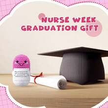 这款手工编织的毛绒娃娃摆件，上面写着充满正能量的鼓励话语，可以作为小礼物送给亲朋好友。可爱的针织玩具非常适合摆放在客厅或书桌上，既可作为生日礼物，也可作为房间装饰摆件。精美的娃娃设计和鼓励的话语，温暖又甜蜜！这些可爱的娃娃将永远是你的朋友，它们会让你感到放松和快乐！ - 彩色 - 查看 7