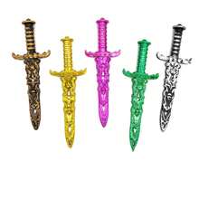 1 thanh kiếm nhựa, dao giả, phụ kiện trang phục cướp biển, thích hợp cho các trò chơi nhập vai, kịch trường học và đạo cụ quay video. Sản phẩm mới lạ này chắc chắn sẽ mang đến cho bạn một bất ngờ thú vị, và bạn có thể sử dụng chúng cho Halloween, các bữa tiệc nhập vai, dạ hội hóa trang, lễ hội, chụp ảnh, biểu diễn và các bữa tiệc ngày lễ khác. - Nhiều màu - Xem 5