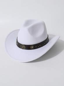 棕色毡帽，配黑色皮带、金属花朵铆钉和圆形徽章，朋克风格，适合节日、街头和日常穿着。