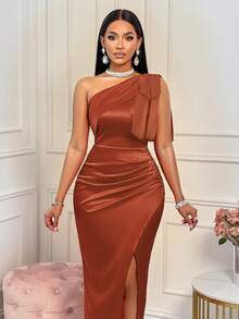 Amarilo 女士性感红色大蝴蝶结单肩褶裥开衩大腿缎面纯色连衣裙，适合派对、鸡尾酒会等优雅春季场合 - 鏽棕色 - 查看 5