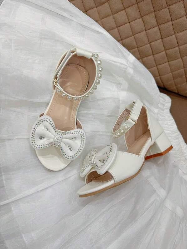 صنادل صيفية للبنات مزينة بفراشة ثلاثية الأبعاد، بلّورات لامعة، وزخارف من اللؤلؤ الاصطناعي، قابلة للتعديل، مريحة وأنيقة