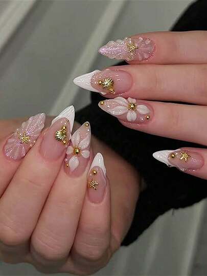 24 pièces d'autocollants pour manucure française en forme d'amande, décorés de fleurs 3D, d'étoiles de mer dorées, de détails de coquillages et de perles. Couleur rose nude brillante, élégante et convenant pour tous les jours et les occasions spéciales