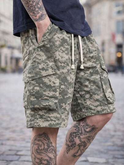 男士户外短裤，运动透气，休闲风格，抽绳腰带，多个口袋（包括斜插口袋和大翻盖口袋），迷彩图案，涤纶面料，直筒裤型，适合户外露营、徒步、跑步和其他户外活动。