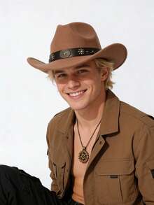 棕色毡帽，配黑色皮带、金属花朵铆钉和圆形徽章，朋克风格，适合节日、街头和日常穿着。