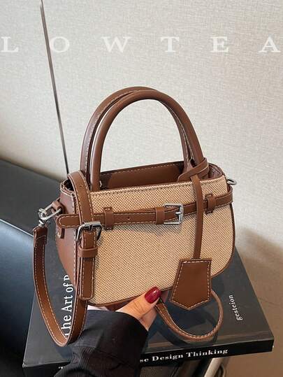  Low Tea Den nya snygga och exklusiva handväskan för kvinnor har en smidig dragkedja, dubbla handtag och en justerbar axelrem, vilket gör att den kan bäras på axeln, tvärs över kroppen eller i handen. Insidan rymmer vardagliga saker som nycklar, läppstift och kosmetika. Den är lämplig för kvinnor för pendling, utevistelse, dejting, shopping, affärsresor, resor och andra dagliga aktiviteter.