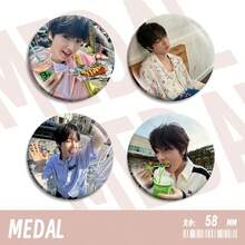 Pină KPOP Friendfriend Perspective Series SAKUYA - Fabricată din materiale de înaltă calitate atent selectate și măiestrie rafinată, este perfectă pentru decorarea genților, pălăriilor, hainelor și încălțămintei pentru a adăuga un farmec unic stilului tău! - Multicolor - Vizualizare 1