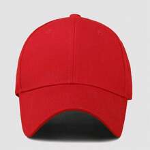 Este boné de beisebol vermelho simples e casual é adequado tanto para homens quanto para mulheres. Ele possui uma tira ajustável na parte de trás. O boné possui uma faixa absorvente de umidade macia e um tamanho ajustável, tornando-o elegante, leve e com proteção UV. O design clássico e versátil o torna uma escolha ideal para festas, férias, atividades ao ar livre e uso diário. Também é um presente perfeito para amigos e familiares. - Vermelho - Visão 4