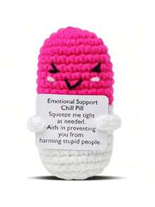 这款手工编织的毛绒娃娃摆件，上面写着充满正能量的鼓励话语，可以作为小礼物送给亲朋好友。可爱的针织玩具非常适合摆放在客厅或书桌上，既可作为生日礼物，也可作为房间装饰摆件。精美的娃娃设计和鼓励的话语，温暖又甜蜜！这些可爱的娃娃将永远是你的朋友，它们会让你感到放松和快乐！ - 彩色 - 查看 14