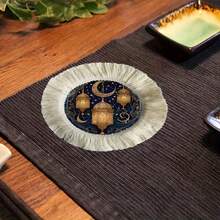 Bộ 1/4/6 chiếc đèn lồng chạm khắc vàng theo chủ đề lễ hội Trung Đông, bầu trời sao đen thẳm với những vì sao lấp lánh, trăng lưỡi liềm khoét rỗng màu vàng, viền họa tiết dập nổi. Tấm lót bàn/đế lót ly bằng vải lanh in hình tua rua, in hoa văn. - Nhiều màu - Xem 9