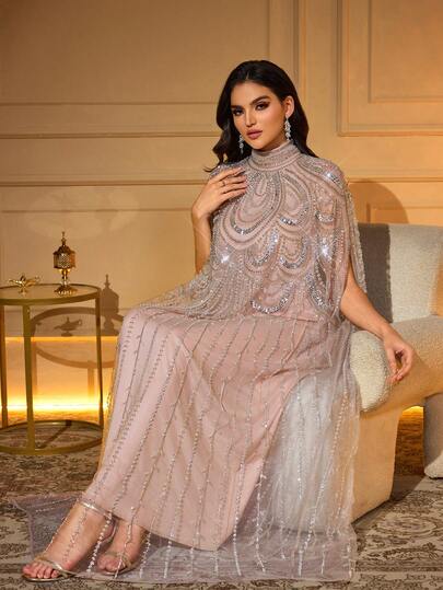 Elegant lång morgonrock, ståkrage, fladdermusärmar, vävt tyg, dekorerad med fina broderidetaljer.