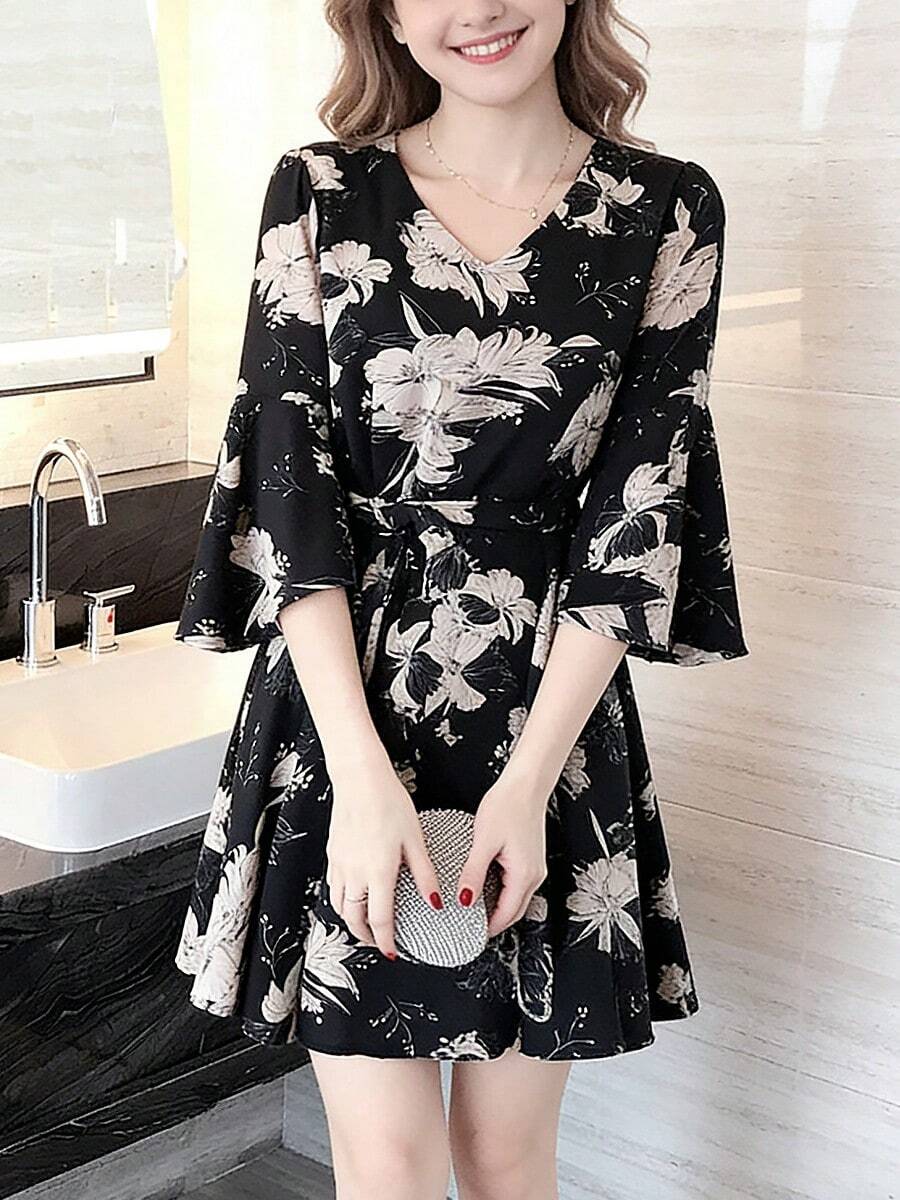 Vestido corto de mujer Vestido primaveral/veraniego con estampado floral en blanco y negro, cuello en V, cintura con cordón, mangas acampanadas, silueta A de talle alto, largo corto, elegante y favorecedor, con aire de cuento de hadas. - Negro - Ver 1