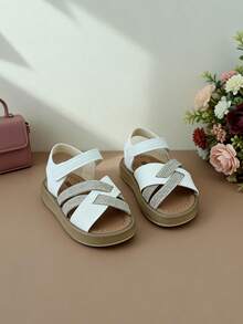 1双女童白色水晶装饰交叉绑带仿皮厚底露趾凉鞋，闪亮奢华风格，适合夏季假期和日常穿着，可爱童鞋，热门网红单品，广受好评，百搭女童凉鞋，时尚休闲风格童鞋，软底不磨脚，理想的日常穿着之选 - 白色 - 查看 4