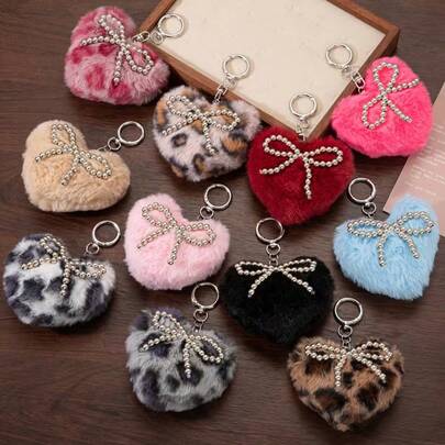 Chaveiro com pingente de gravata borboleta e coração em prata com miçangas (1 unidade), perfeito para bolsas, celulares, carros e como decoração. Ideal para o Dia dos Namorados ou aniversários.