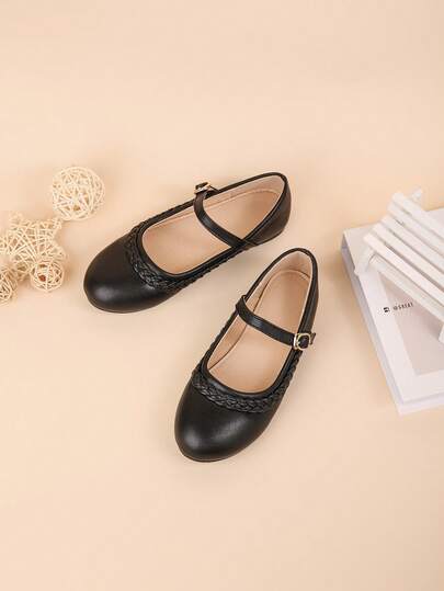 一双舒适时尚的蝴蝶结装饰玛丽珍平底鞋，适合日常穿着、户外活动和上学等多种场合。