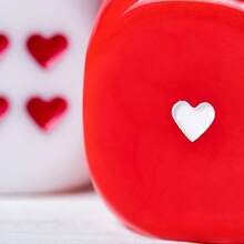 一包50颗心形骰子，25毫米大骰子，心形点数骰子，适用于桌面游戏、酒吧、KTV和饮酒游戏 - 彩色 - 查看 7