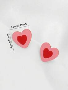 一对心形耳钉，百搭可爱，适合女孩佩戴。