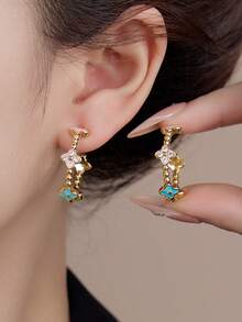 rundraw 2 buah Anting Hoop Emas Tembaga Gaya Elegan Bertatahkan Zirkonia Geometris Bentuk Daun Semanggi Model Baru 2026 untuk Wanita, Cocok untuk Perjalanan Sehari-hari - Anting berlian - View 2