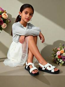 2026春夏限量版黑白软底童鞋【3-12岁女童】，PU材质，黑白镂空交叉设计，黑色橡胶防滑厚底，适合日常休闲城市漫步 - 黑與白 - 查看 7