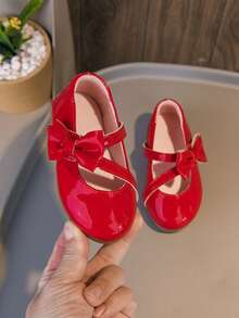 2-7 Years Old Red Shiny Leather Baby Girl Shoes, Soft & Comfortable With Easy Strap, Simple & Fashionable Toddler Flat Shoes For Spring/Autumn, Non-Slip Soft Sole Lightweight Baby Girl Leather Shoes, Cute Red Bowknot Summer Leather Sandals For Girls, Elegant Red Stage Performance Shoes To Match Dresses For Daily Life, Suitable For Home, Shopping, Sightseeing, Banquet, Party, Social Occasions And More - Red - View 3