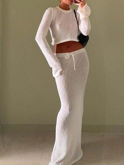 Bộ đồ đi biển mùa hè mới của VIBEWAVE: Áo len dài tay xuyên thấu kết hợp với chân váy ôm sát bằng vải dệt kim, chất liệu có họa tiết, thích hợp cho kỳ nghỉ hè.