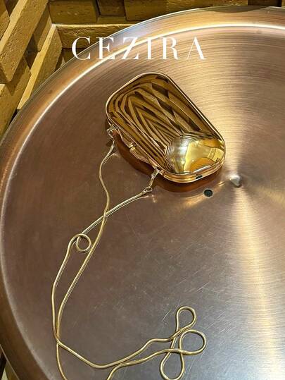 CEZIRA 女士奢华时尚亮面纯色金属晚宴手拿包，不对称设计，磁扣长链手提包，完美适用于正式场合、晚宴、鸡尾酒会、约会，也是一份绝佳的礼物。