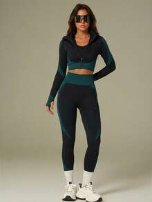 UONNOU 两件套女士运动服套装，长袖上衣和塑身裤，女士户外休闲服，运动服，塑身服，紧身衣，夹克款式，机车风格，立领，全开拉链，运动拇指孔设计，超短紧身上衣，提臀，收腰收腹，修饰腿型，让您看起来更苗条，运动紧身裤，高弹塑形，罗纹无缝针织柔软面料，适合运动和户外活动、瑜伽、健身、跑步、休闲日常、通勤、聚会和节日等，时尚运动户外套装，适合所有季节，秋冬春秋皆宜。 - 黑/綠 - 查看 7