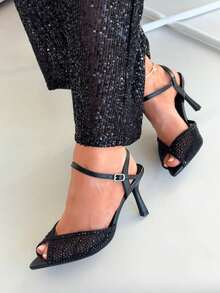 Sandálias femininas elegantes para a noite, com salto agulha fino, detalhes brilhantes e aplicações em tela. Cor: Peloria, douradas e pretas. - Preto - Ver 11