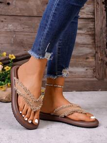 Dép sandal đi biển nữ đế dày màu nâu viền ren, sandal du lịch màu nâu, giày đi biển mùa hè du lịch nữ, dép lê bệt mùa hè – sandal hở ngón, làm từ chất liệu PU mềm và vải, trang trí bằng tua rua. Điểm xuyết viền ren và các chi tiết trang trí, kết hợp với đế cao su, hoàn hảo cho kỳ nghỉ, hoạt động ngoài trời, mặc trong nhà, tiệc cocktail và các dịp ngoài trời hàng ngày. Dép xỏ ngón hở ngón phong cách đi biển đế cao su màu nâu. - màu nâu - Xem 4
