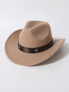 棕色毡帽，配黑色皮带、金属花朵铆钉和圆形徽章，朋克风格，适合节日、街头和日常穿着。