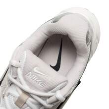 Nike 女士 V5 RNR 复古厚底运动鞋，休闲运动鞋 - 白色/銀色/杏色 - 查看 7