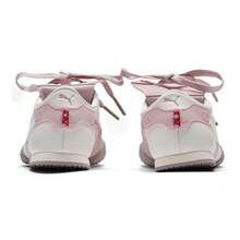 Puma Bella-UT-马年女士休闲鞋，轻便薄底复古T字头鞋，可拆卸折叠鞋舌，柔软舒适的橡胶鞋底，适合通勤、旅行、健身、日常穿着 406665-01 - 米白色-迷霧紫-玫瑰拿鐵 - 查看 4