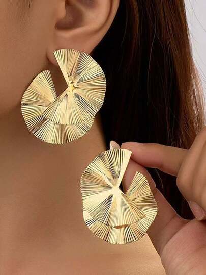 1 Đôi bông tai hình lá xoay xếp ly bất đối xứng tối giản, thích hợp cho phụ nữ đeo hàng ngày.