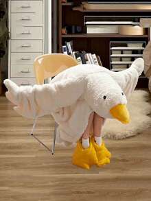 Bộ 2 món gồm áo khoác nỉ lông ngỗng cỡ lớn có mũ trùm đầu và túi, kèm dép đi trong nhà hình chân ngỗng. Chất liệu vải flannel ấm áp và thoải mái, món quà hoàn hảo cho người lớn - món quà ấm áp nhất. - Nhiều màu - Xem 7