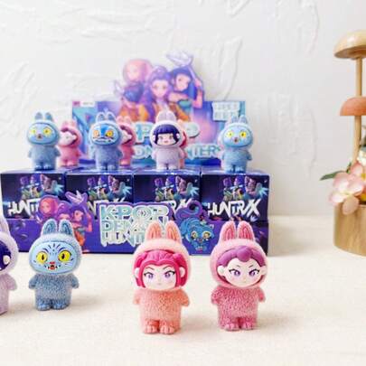 12个K-POP女巫猎人Huntrix毛绒收藏人偶（随机1个，尺寸4cm x 6cm） - 可爱动漫人物摆件，适合桌面、书架和办公室展示 | 万圣节、感恩节、圣诞节、情人节、新年和生日送给青少年和成人的绝佳礼物