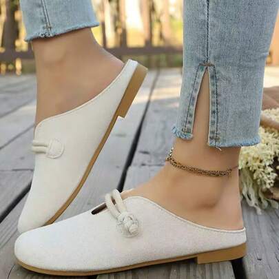 Giày mule da lộn trắng, hở gót, đế bằng, kiểu dáng slip-on, thích hợp mang hàng ngày, dành cho mùa xuân/hè 2026.