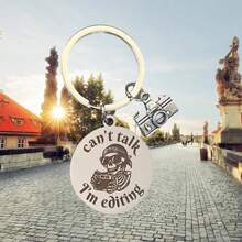 锌合金相机钥匙扣，休闲优雅的礼物，适合送给摄影师、电影制作人、男友、丈夫，生日、父亲节、情人节等场合。