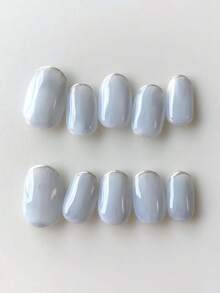 10片纯手工制作的按压式美甲贴片，短款椭圆形美甲贴片，蓝色美甲贴片，酷炫高端风格，浅蓝色纯色搭配银色闪粉镜面边缘，简约柔和的按压式美甲贴片，适合女性和女孩，春夏秋冬节日派对和日常生活使用。 - 淺藍色 - 查看 1