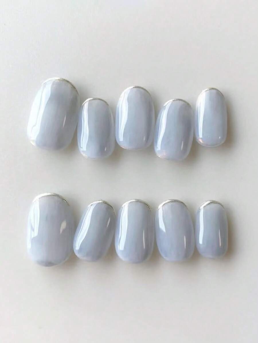 10片纯手工制作的按压式美甲贴片，短款椭圆形美甲贴片，蓝色美甲贴片，酷炫高端风格，浅蓝色纯色搭配银色闪粉镜面边缘，简约柔和的按压式美甲贴片，适合女性和女孩，春夏秋冬节日派对和日常生活使用。 - 淺藍色 - 查看 1