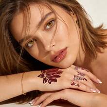 两张棕色曼海蒂临时纹身贴纸 - 精致的莲花和曼陀罗图案，海娜风格装饰贴纸。易于粘贴和去除，防水持久。非常适合派对、节日和日常穿搭，精致细节打造时尚身体装饰。 - 棕色 - 查看 4