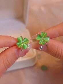 1 Pair Of Green Four-Leaf Clover Earrings, Elegant And Versatile Clover Earrings, Light Luxury And High-End Earrings, Suitable As A Small Gift For Girls For Daily Wear - Green - View 3