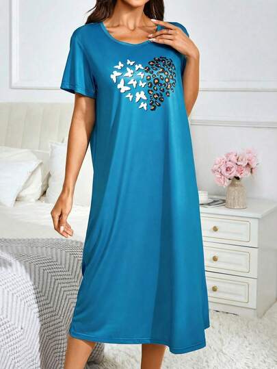 舒适可机洗长款睡裙，浅蓝色蝴蝶和心形图案