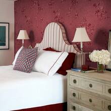 1卷自粘深红色玫瑰花卉壁纸，可移除式接触纸，防水耐用，易撕贴式墙纸，适用于墙面，易于粘贴的乙烯基壁纸，尺寸为17.7英寸 x 39.3英寸/118.1英寸/196.8英寸 - 紅色 - 查看 11