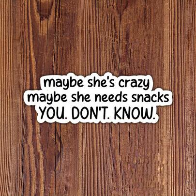 3英寸“也许她需要零食”趣味表情包贴纸，适用于笔记本电脑、水瓶、笔记本、iPad和杯子，适合学生、教师以及依赖零食、知道情绪波动其实是饥饿的人。送给任何想吃零食时会表现得有点夸张的人的完美礼物。