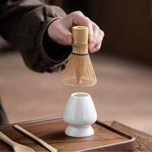 一套日式抹茶搅拌器套装，包含抹茶搅拌器、竹制抹茶搅拌器、带嘴抹茶碗、抹茶筛勺和抹茶茶具，有白色和粉色可选，适合作为礼物送给抹茶爱好者。 - 彩色 - 查看 6