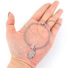 1 pieza Nuevo brazalete clásico de acero inoxidable plateado con cadena cubana y colgante de mano de Hamsa con inicial para hombres - Plateado - Ver 3