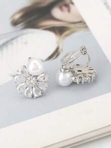 2pcs Pearl Flower Design Clip-On Earrings, Copper Cubic Zirconia Fashionable Clip Earrings For Women, Suitable For Daily Wear