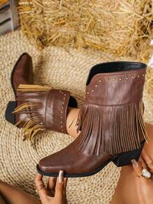 这款女士棕色西部牛仔靴，融合了欧美西部风格，采用传统刺绣工艺，方头低跟设计。靴底防滑耐磨，不易疲劳。适合在牧场文化、牛仔竞技派对以及日常节日的街头时尚场合穿着。 - 棕色 - 查看 7